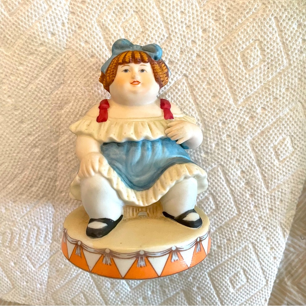 Circus Royale Seated Woman Colorful Great Detail in Good Condition 80’s ceramic - Picture 2 of 5